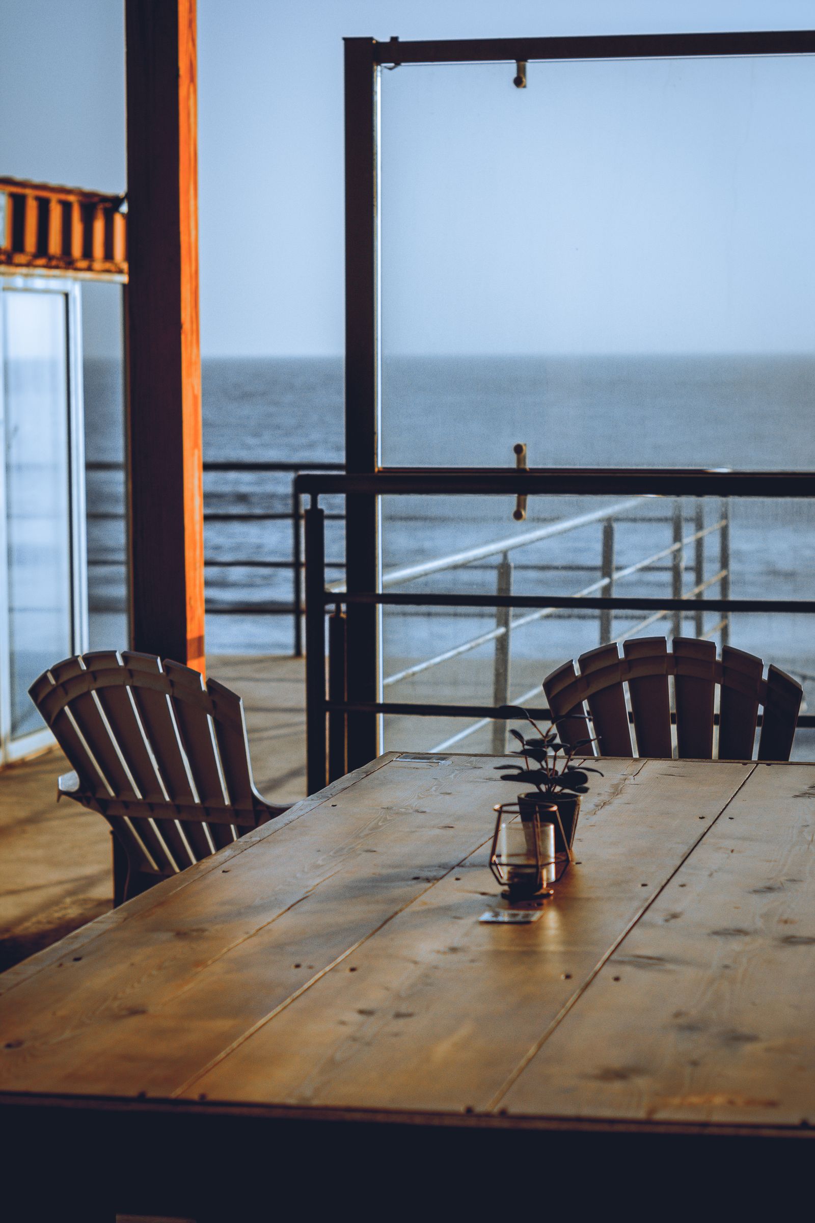 Galerie avec rampe d’aluminium noir et verre face au fleuve