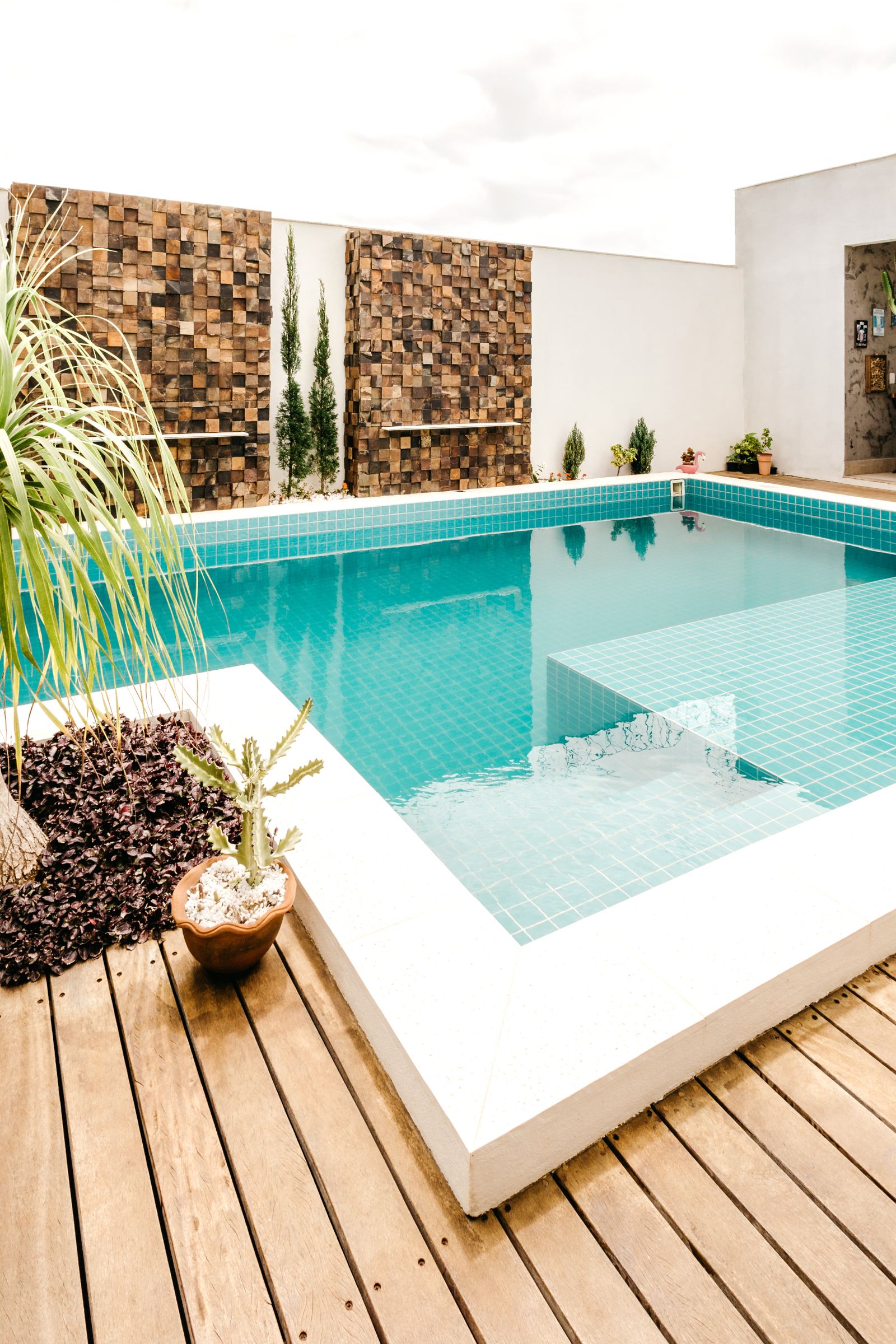 Cour avec piscine